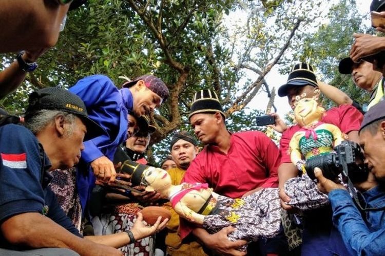 Melihat Tradisi Saparan Bekakak Ambarketawang