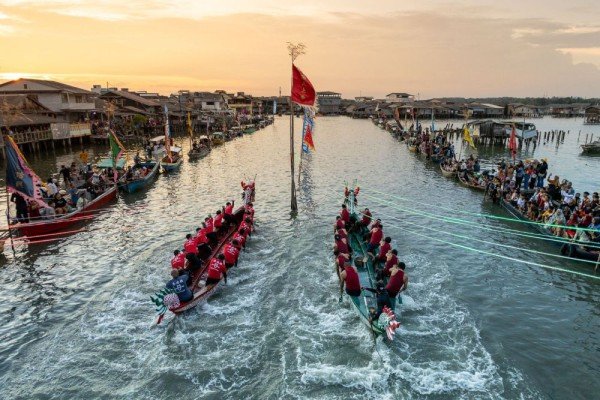 Melihat Keseruan Lomba Perahu Naga di Perairan Laut Bali