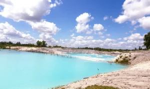 Menjelajahi Keindahan Danau Kaolin Belitung