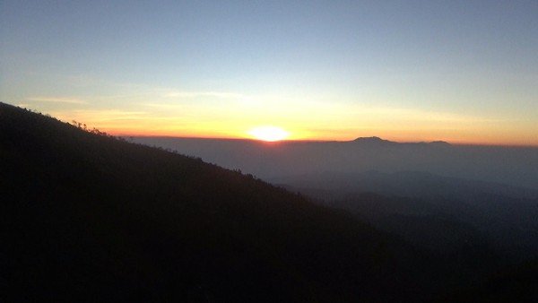 Menikmati Sunrise dari Puncak B29, Negeri di Atas Awan Lumajang